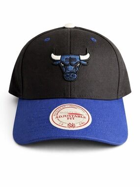 NWT Mitchell & Ness Black and White Chicago Bulls Snapback Hat